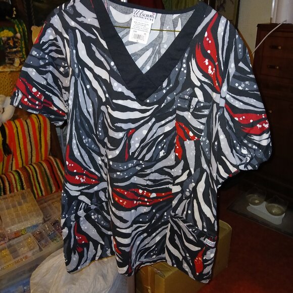UA Scrubs 2X Red/Gray/White Animal Print Short Sleeve Scrub Top - Picture 1 of 7